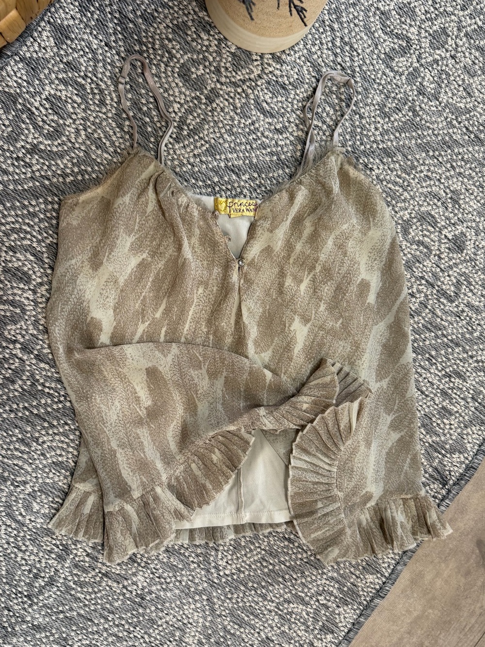 VTG y2k Princess Vera Wang Beige Ruffle Hem Cami Tank Top Women’s Small
